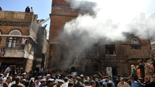 Боен самолет падна в центъра на столицата на Йемен и уби 12 души
