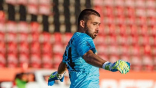 Локомотив София обяви че вратарят на тима Александър Любенов остава