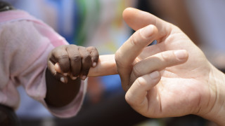 Две 7 месечни близначки с различен цвят на кожата се превърнаха в хит