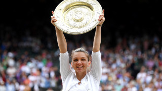 Симона Халеп която е първата румънка с титла от Уимбълдън отпразнува успеха