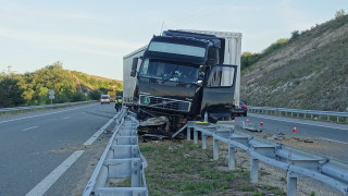 Камион катастрофира в Благоевград след като на водача му прилошало