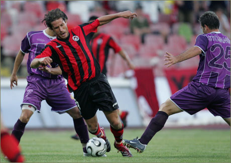 Локо (Сф) води на Цървена Звезда с 1:0 на полувремето