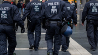 Германските прокурори във Франкфурт заявиха че 10 души са задържани