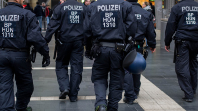 Германските прокурори във Франкфурт заявиха, че 10 души са задържани