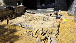 Незаконни антипаркинг колчета при служебния вход на Народното събрание са