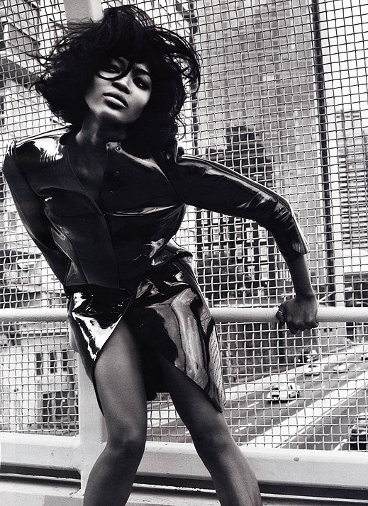 Наоми Кембъл с модна фотосесия в черно и бяло (галерия)