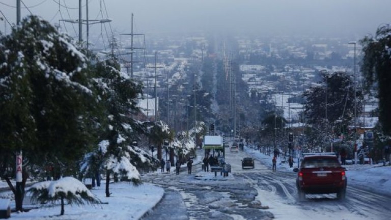 Сняг парализира Чили