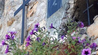 Вандали задигнаха дарения от параклиса край Банско Общата сума която