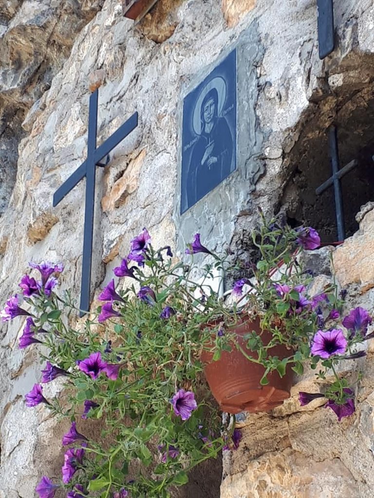 Скалният параклис отвън