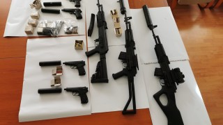 Спецпрокуратурата задържа петима за производство и продажба на оръжия