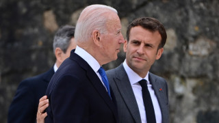 Френският президент Еманюел Макрон сложи дружески ръката си през раменете