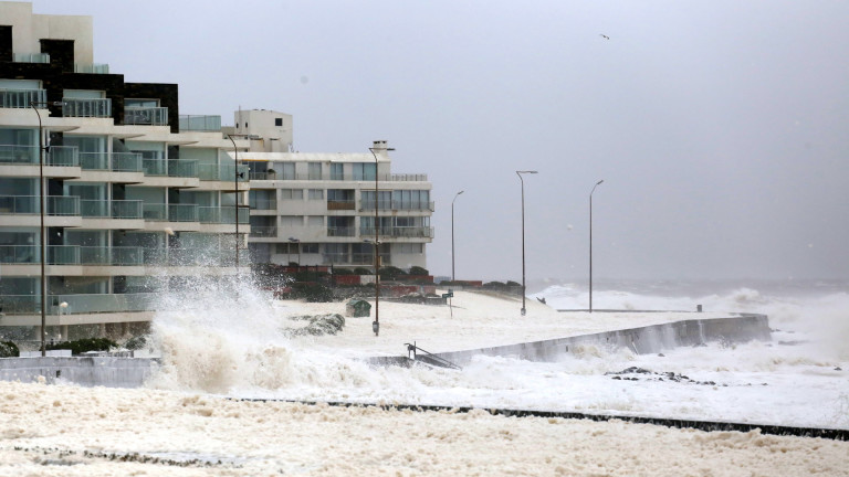 Уругвай беше засегнат от силни ветрове и високи вълни, когато