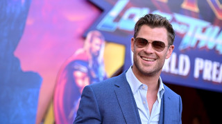 Крис Хемсуърт може и да изкарва много милиони от филмите