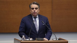 Лидерът на Продължаваме промяната Асен Василев вече над час чете