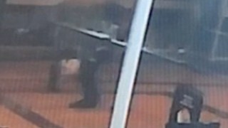 Камерите за наблюдение са хванали жена да минава покрай руския