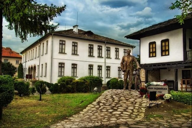 Музеят на народните художествени занаяти и приложни изкуства и Къщата-музей на Иван Хаджийски