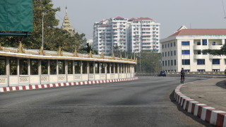 Улиците са пусти а магазините затворени в много от градовете