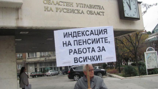 Русенски пенсионер за втори път сам на протест 