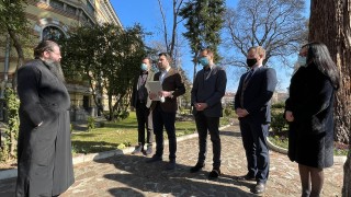 Младежите от ГЕРБ искат позиция на Светия синод за отец Дионисий