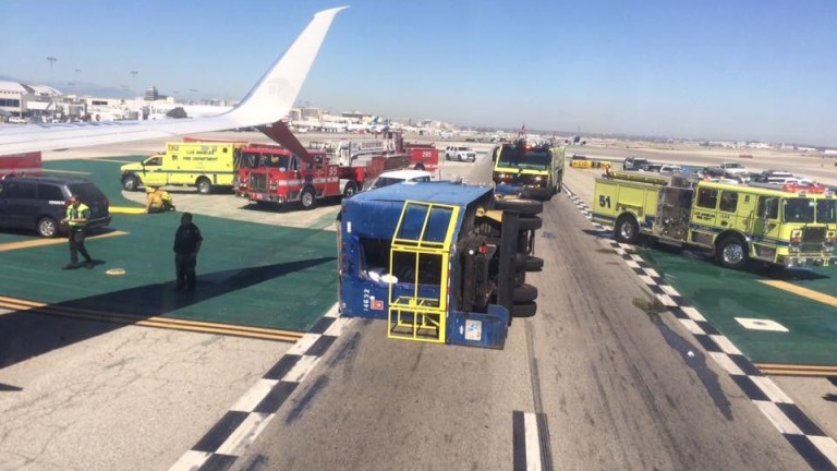 Пътнически самолет се сблъска с камион на летището в Лос Анджелис 