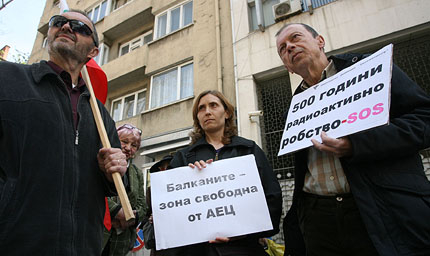 Първанов се подписа за референдум за Белене