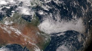 Мощен циклон връхлита австралийското крайбрежие