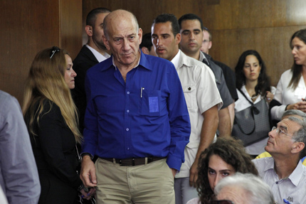 Разпитват Олмерт за обвиненията му срещу Ехуд Барак 