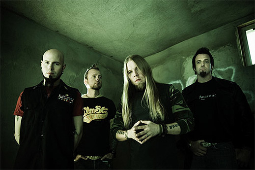 Хвърлиха басиста на Drowning Pool в болница