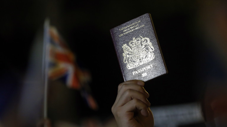 Китай повече няма да признава британските паспорти на жители на Хонконг