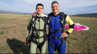Бившият национал Валери Божинов скочи с парашут Това става ясно