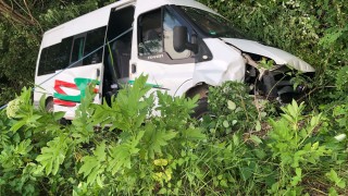 Автобус се наклони на една страна на автомагистрала Тракия съобщиха