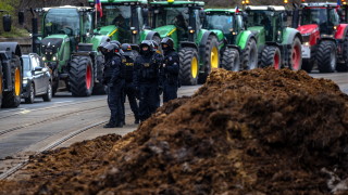 Чешки фермери изхвърлят тор по улиците на Прага в подновени протести