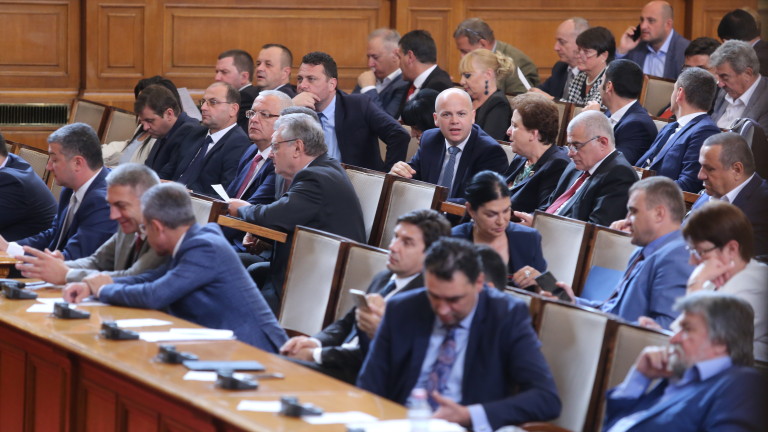 Парламентът спори кога да дойдат Порожанов и Радев