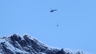 Най малко четирима души са ранени а хеликоптери са помогнали за