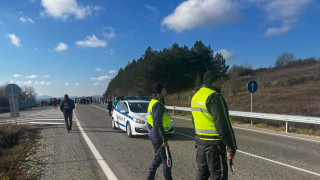 Жителите на Омуртаг блокираха главния път София Варна с искане да