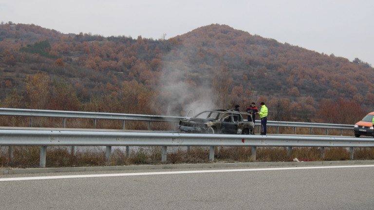 Лек автомобил гори в района на 93-тия километър на автомагистрала Тракия