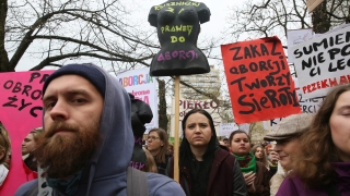 Хиляди на протест във Варшава срещу закона за абортите