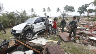 Индонезийски спасители използват дронове и кучета в издирването на оцелели