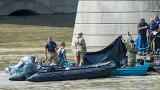 Извадиха потъналата туристическа лодка в Будапеща, намериха две тела