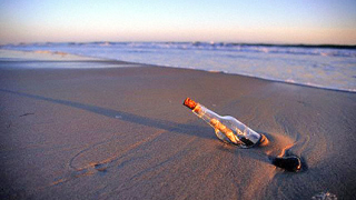 Публикуваха над 100 писма от бутилки, намерени в морето