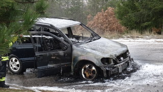 Кола излетя от пътя и падна в р Лева край
