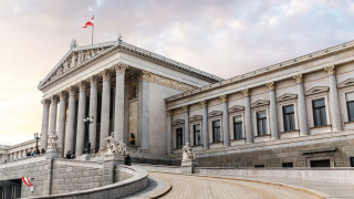 Австрийската либерална партия Неос най малката от трите центристки партии участващи