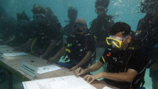 Кабинетът на Малдивите заседава под вода