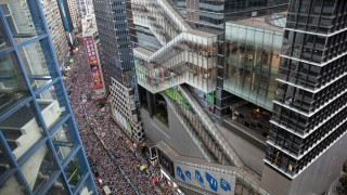 Стотици хиляди протестират в Хонконг срещу репресивен закон в полза на Китай