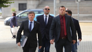 И кандидат-президентската двойка Костадин Костадинов-Елена Гунчева се регистрира