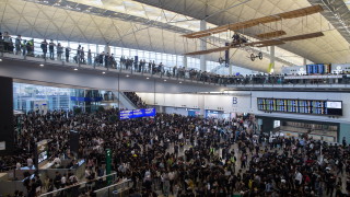 Продемократичните демонстранти планират да затворят пътните артерии до международното летище