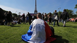 92 000 зрители стискат палци за Франция в подножието на Айфеловата кула!