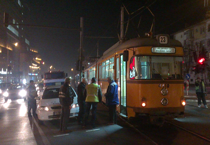 Трамвай блъсна пешеходци на бул. "Ситняково"