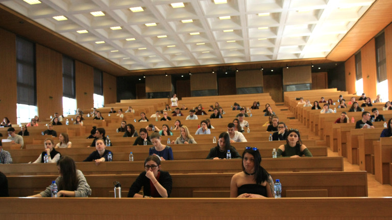 Студенти искат от МОН да се върнат в университетите