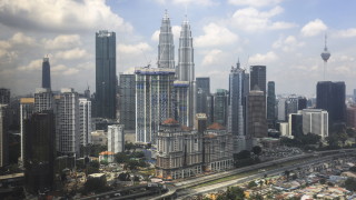 Публичен бой с пръчки и глоба Това постанови малайзийски съд